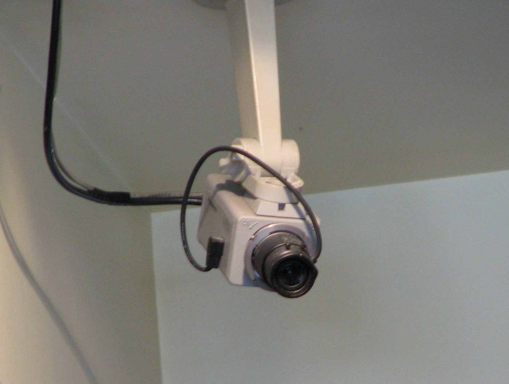 Можно поставить камеру в подъезде. Камера видеонаблюдения. Камера видеонаблюдения встроенная. Видеонаблюдение в квартире. Камера видеонаблюдения в подъезд.